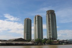 Nové budovy pri rieke