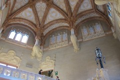 Nad schodiskom v hlavnej budove