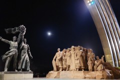 Kyjev_friendchip_arch_sculpturs