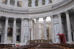 Strohé vnútro Baziliky svätého Františka z Pauly