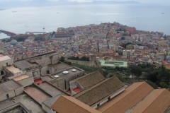 Výhľad zo Sant'Elmo na časť mesta s promenádou