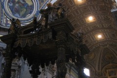 Berniniho baldachýn stojaci nad hrobom svätého Petra a oltárom pápeža