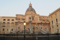 Fontána a Palazzo Pretorio