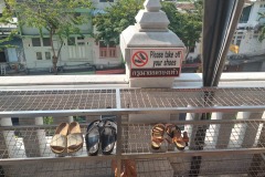 Bangkok_Wat_Traimit_shoes