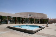 Pred visitor centrom