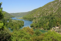 Údolie rieky Krka, až do mora sa dá doplaviť