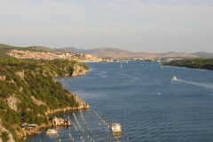 Záliv a pohľad zo Šibenskeho mosta na Šibenik