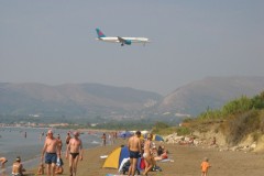 Lietadlá pristávajú ponad Kalamaki beach